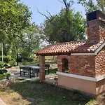 Vakantiehuis Am Fluss Gelegenes Haus Mit Galerieschlafplaetzen By Interhome Nin