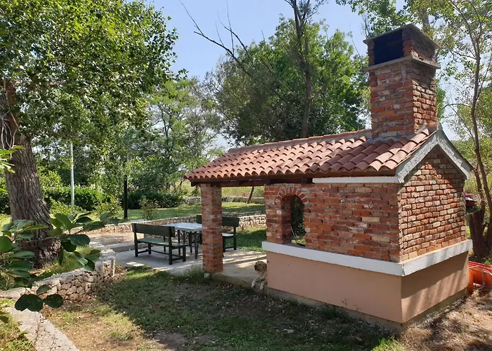 Nyaraló Am Fluss Gelegenes Haus Mit Galerieschlafplaetzen By Interhome Nin