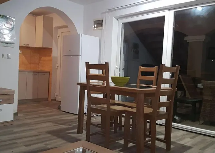 Am Fluss Gelegenes Haus Mit Galerieschlafplaetzen By Interhome Nyaraló
