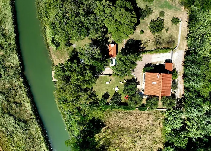 Am Fluss Gelegenes Haus Mit Galerieschlafplaetzen By Interhome * Nin