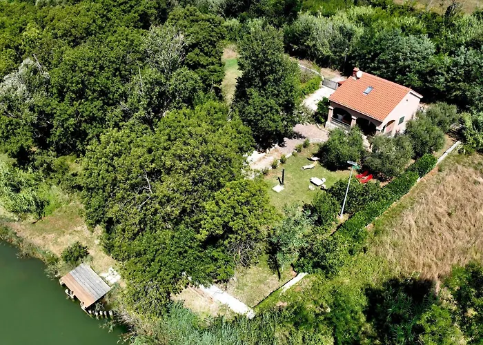 Am Fluss Gelegenes Haus Mit Galerieschlafplaetzen By Interhome
