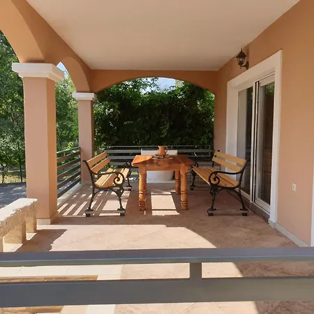 Am Fluss Gelegenes Haus Mit Galerieschlafplaetzen By Interhome Tatil Evi *