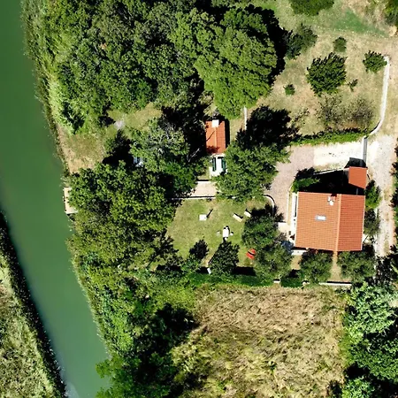 Am Fluss Gelegenes Haus Mit Galerieschlafplaetzen By Interhome * Nin