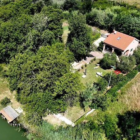Am Fluss Gelegenes Haus Mit Galerieschlafplaetzen By Interhome